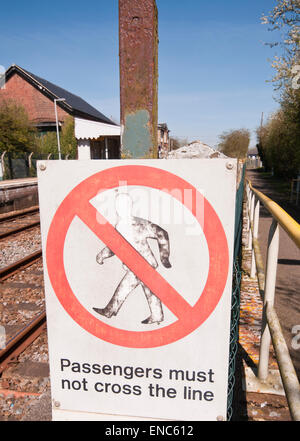 Pericolo segno ferroviario passeggeri non devono attraversare la linea Foto Stock