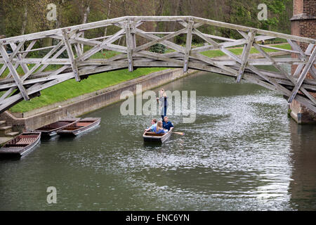 Ponte matematico conosciuto anche come il ponte di legno in Cambridge City Centre Foto Stock