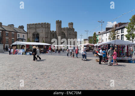 Sabato street market nella cittadina gallese di Caernarfon con il castello in background Foto Stock