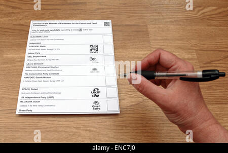 Epsom Surrey, Inghilterra, Regno Unito. Il 2 maggio 2015. Voti postali per le elezioni parlamentari nel quartiere di Epsom and Ewell, dovranno arrivare presso il municipio di 10pm giovedì 7 maggio . Chris Grayling la corrente MP sarà in piedi come candidato per il Partito Conservatore lungo con i candidati per altri sei partiti politici. Credito: Julia Gavin UK/Alamy Live News Foto Stock