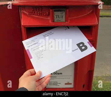 Epsom Surrey, Inghilterra, Regno Unito. Il 2 maggio 2015. Voti postali per le elezioni parlamentari nel quartiere di Epsom and Ewell, dovranno arrivare presso il municipio di 10pm giovedì 7 maggio . Chris Grayling la corrente MP sarà in piedi come candidato per il Partito Conservatore lungo con i candidati per altri sei partiti politici. Credito: Julia Gavin UK/Alamy Live News Foto Stock