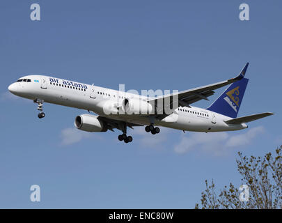 Air Astana Boeing 757-200 (P4-FAS) arriva all'Aeroporto Heathrow di Londra, Inghilterra Foto Stock