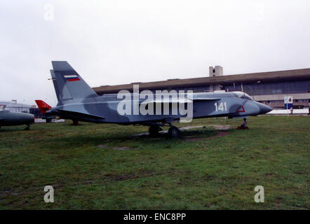 Una fotografia dello Yakovlev Yak-141, un aereo sovietico al decollo e atterraggio verticale (VTOL) esposto al Khodinka Air Force Museum. Lo Yak-141 era un prototipo progettato per operare da portaerei ed è noto per la sua tecnologia avanzata a getto e le capacità VTOL. Foto Stock