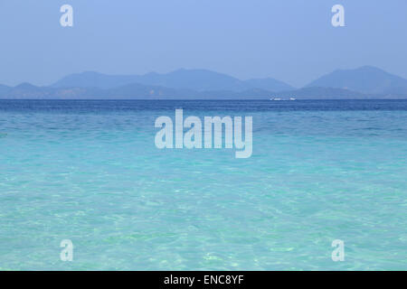 Cielo e mare e montagna in Krabi dalla Tailandia Foto Stock