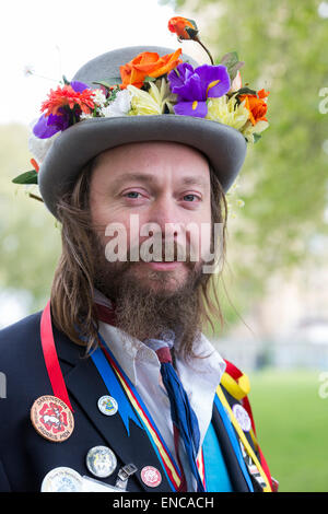 Westminster, Londra, Regno Unito. 2 maggio 2015. Nella foto: Adam Garland, scudiero di Morris anello. Westminster giorno di danza. Nove Morris Mens' gruppi di ballo riuniti a Westminster e danze eseguite culminante in un ammassato le prestazioni in Trafalgar Square. Credito: OnTheRoad/Alamy Live News Foto Stock