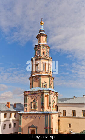 Il campanile della cattedrale dei Santi Pietro e Paolo (circa 1726, Naryshkin stile barocco) nella città di Kazan, Repubblica di Tatarstan, Russia Foto Stock