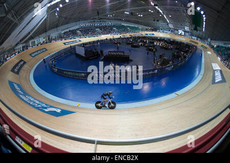 Manchester, Regno Unito. Il 2 maggio, 2015. Alex Dowsett, Movistar, ha rotto il ciclismo UCI ora record del mondo a Manchester Velodrome. Foto Stock