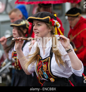 Ballerina di Morris Clog femminile con bib e cappello morbido a Skipton, Yorkshire, Regno Unito 2 maggio 2015. Felicity di Briggate Morris danzatori squadra divertente con un lato misto di musicisti folk e intrattenitori. Foto Stock