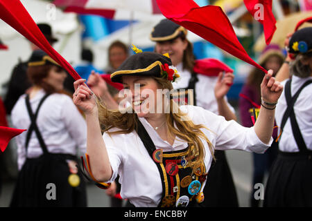 Ballerina di Morris Clog femminile con bib e cappello morbido a Skipton, Yorkshire, Regno Unito 2 maggio 2015. Felicity di Briggate Morris danzatori squadra divertente con un lato misto di musicisti folk e intrattenitori. Foto Stock