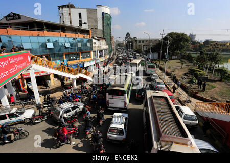 Automobili e traffico Lorrys fermo, quartiere di Thamel, la Città Vecchia, la città di Kathmandu, Nepal, Asia. Foto Stock