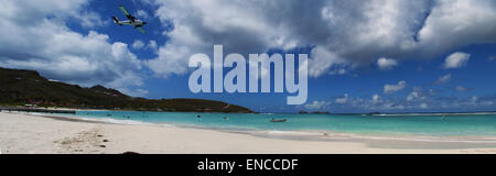 San Bartolomeo, French West Indies, Antille francesi, dei Caraibi: vista panoramica della spiaggia di Saint-Jean con un aereo in fase di decollo Foto Stock