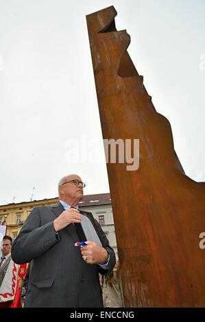 Generale americano George Patton il nipote di George Patton acque pone con memorial al generale George Patton che ha comandato il terzo esercito degli Stati Uniti che ha liberato Pilsen il 6 maggio 1945 a Pilsen, Repubblica Ceca, 1 maggio 2015. Rappresentanti di Pilsen, Patton il nipote di George Patton Acque, politici e rappresentanti dell'AMBASCIATA DEGLI STATI UNITI ha presentato due slim, 9,5 metro stele da un acciaio speciale con profilo generale e un casco sulla sua testa. Il memorial, disegnati dall'artista Lubomir Cermak e architetti Tomas Benes e Vaclav Zuna, ha vinto un concorso nel 2009. (CTK foto/Pavel Nemecek) Foto Stock