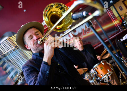 Derry Jazz Festival, Londonderry, Irlanda del Nord - 2 maggio 2015. Derry Jazz Festival, Londonderry, Irlanda del Nord - 2 maggio 2015. Paddy Sherlock , dalla base di Parigi Les Swingin amanti, esegue presso la città di Derry Jazz Festival. Credito: George Sweeney/Alamy Live News Foto Stock