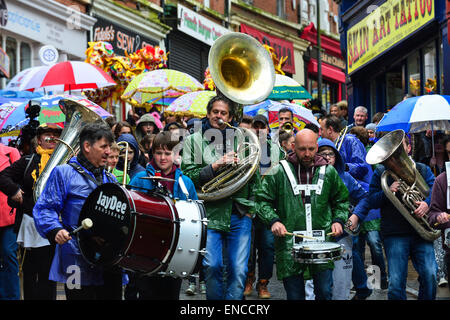 Derry Jazz Festival, Londonderry, Irlanda del Nord - 2 maggio 2015. Un stile New Orleans seconda linea jazz street possesso, guidati dal Jaydee brass band provenienti dai Paesi Bassi, fa il suo modo attraverso il centro della citta'. La processione era parte di Derry Jazz Festival. Credito: George Sweeney/Alamy Live News Foto Stock