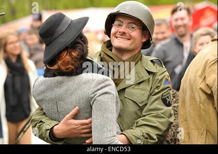 Pilsen, Repubblica Ceca. Il 1 maggio, 2015. II Guerra Mondiale ri-enactor vestito come U.S. Soldato dell'esercito danze per contrassegnare il settantesimo anniversario della città di liberazione nel 1945 a Pilsen, Repubblica Ceca, 1 maggio 2015. Credito: Pavel Nemecek/CTK foto/Alamy Live News Foto Stock