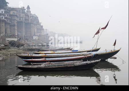 Varanasi, India - 27 Gennaio 2015: la gente camminare Ghats sulle rive del fiume Gange nella città santa di Varanasi Foto Stock