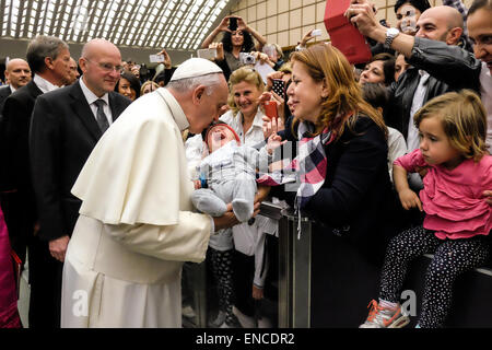 Vaticano. Il 30 aprile, 2015. Papa Francesco, udienza nella Sala Nervi del Vaticano, 30 Aprile 2015: Credito davvero facile Star/Alamy Live News Foto Stock