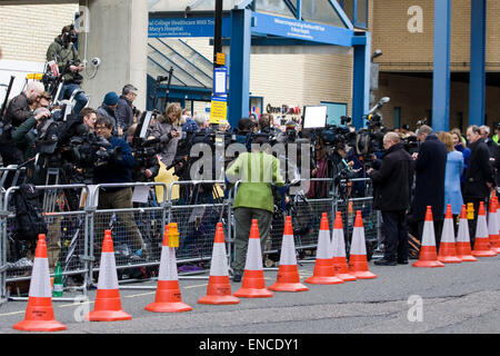 I mondi Media raccogliere al di fuori del Lindo ala del St Mary's Hospital dove la Duchessa di Cambridge ha dato nascita a una principessa Foto Stock