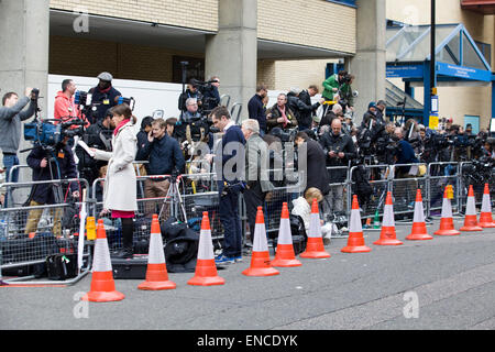 I mondi Media raccogliere al di fuori del Lindo ala del St Mary's Hospital dove la Duchessa di Cambridge ha dato nascita a una principessa Foto Stock