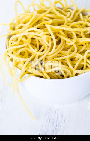 Basta cuocere gli spaghetti al dente in una ciotola bianco. Foto Stock