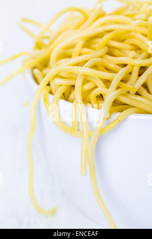 Basta cuocere gli spaghetti al dente in una ciotola bianco. Foto Stock