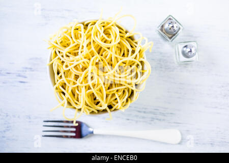 Basta cuocere gli spaghetti al dente in una ciotola bianco. Foto Stock