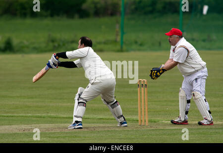 Bearley, Warwicks, UK. Il 2 maggio, 2015. Nel giorno di apertura del 2015 Cotswold Hills Cricket League, Alvechurch bat contro la squadra di casa Bearley in una divisione fixture 6. Credito: Colin Underhill/Alamy Live News Foto Stock