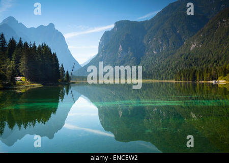 Il lago di riflessione Dolomiti Italia Foto Stock