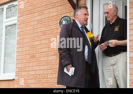 Aberystwyth, Wales, Regno Unito. Il 2 maggio, 2015. L'ultimo sabato del 2015 campagna elettorale, Lib Dem candidato nella circoscrizione Ceredigion MARK WILLIAMS tele in un quartiere residenziale alla periferia di Aberystwyth. La Lib Dems ha attualmente tenere il collegio elettorale con una maggioranza di circa diecimila voti ma si trovano di fronte a una forte sfida DA MIKE PARKER di Plaid Cymru Credito: keith morris/Alamy Live News Foto Stock