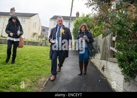 Aberystwyth, Wales, Regno Unito. Il 2 maggio, 2015. L'ultimo sabato del 2015 campagna elettorale, Lib Dem candidato nella circoscrizione Ceredigion MARK WILLIAMS tele in un quartiere residenziale alla periferia di Aberystwyth. La Lib Dems ha attualmente tenere il collegio elettorale con una maggioranza di circa diecimila voti ma si trovano di fronte a una forte sfida DA MIKE PARKER di Plaid Cymru Credito: keith morris/Alamy Live News Foto Stock