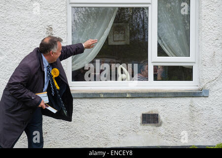 Aberystwyth, Wales, Regno Unito. Il 2 maggio, 2015. L'ultimo sabato del 2015 campagna elettorale, Lib Dem candidato nella circoscrizione Ceredigion MARK WILLIAMS tele in un quartiere residenziale alla periferia di Aberystwyth. La Lib Dems ha attualmente tenere il collegio elettorale con una maggioranza di circa diecimila voti ma si trovano di fronte a una forte sfida DA MIKE PARKER di Plaid Cymru Credito: keith morris/Alamy Live News Foto Stock