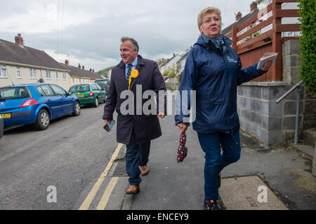 Aberystwyth, Wales, Regno Unito. Il 2 maggio, 2015. L'ultimo sabato del 2015 campagna elettorale, Lib Dem candidato nella circoscrizione Ceredigion MARK WILLIAMS tele in un quartiere residenziale alla periferia di Aberystwyth. La Lib Dems ha attualmente tenere il collegio elettorale con una maggioranza di circa diecimila voti ma si trovano di fronte a una forte sfida DA MIKE PARKER di Plaid Cymru Credito: keith morris/Alamy Live News Foto Stock