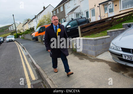 Aberystwyth, Wales, Regno Unito. Il 2 maggio, 2015. L'ultimo sabato del 2015 campagna elettorale, Lib Dem candidato nella circoscrizione Ceredigion MARK WILLIAMS tele in un quartiere residenziale alla periferia di Aberystwyth. La Lib Dems ha attualmente tenere il collegio elettorale con una maggioranza di circa diecimila voti ma si trovano di fronte a una forte sfida DA MIKE PARKER di Plaid Cymru Credito: keith morris/Alamy Live News Foto Stock