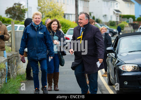 Aberystwyth, Wales, Regno Unito. Il 2 maggio, 2015. L'ultimo sabato del 2015 campagna elettorale, Lib Dem candidato nella circoscrizione Ceredigion MARK WILLIAMS tele in un quartiere residenziale alla periferia di Aberystwyth. La Lib Dems ha attualmente tenere il collegio elettorale con una maggioranza di circa diecimila voti ma si trovano di fronte a una forte sfida DA MIKE PARKER di Plaid Cymru Credito: keith morris/Alamy Live News Foto Stock