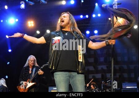 Pilsen, Repubblica Ceca. Il 1 maggio, 2015. John Roy Van Zant di Lynyrd Skynyrd esegue in Pilsen, Repubblica Ceca, 1 maggio 2015. © Pavel Nemecek/CTK foto/Alamy Live News Foto Stock