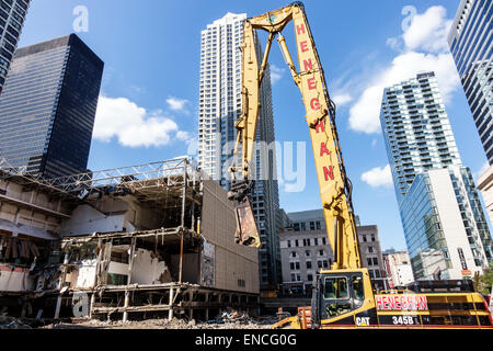 Chicago, Illinois, Downtown, Heneghan Wrecking Company, cantiere di demolizione, skyline, edificio, grattacielo, gru, demolizione di edifici, attrezzature pesanti, Caterpillar Foto Stock