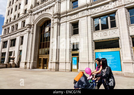 Chicago Illinois, Michigan Avenue, grattacielo, architettura edificio Wrigley, edificio storico degli uffici, Wrigley Plaza, ingresso, fronte, porta in ottone, orologio, ornam Foto Stock