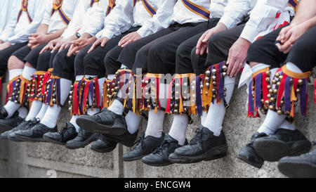 Londra, Regno Unito. 2 maggio 2015. I partecipanti prendendo parte al Westminster Morris uomini 'Day di Dance' in Trafalgar Square di fronte stupefatto i turisti. Morris gruppi di uomini venuti da così lontano come il Brighton e Newcastle a prendere parte a questo evento annuale. Credito: Stephen Chung / Alamy Live News Foto Stock