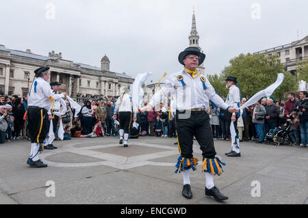 Londra, Regno Unito. 2 maggio 2015. I partecipanti prendendo parte al Westminster Morris uomini 'Day di Dance' in Trafalgar Square di fronte stupefatto i turisti. Morris gruppi di uomini venuti da così lontano come il Brighton e Newcastle a prendere parte a questo evento annuale. Credito: Stephen Chung / Alamy Live News Foto Stock