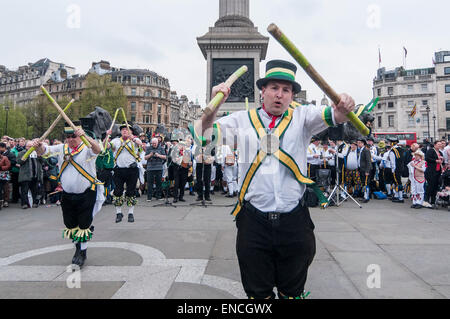 Londra, Regno Unito. 2 maggio 2015. I partecipanti prendendo parte al Westminster Morris uomini 'Day di Dance' in Trafalgar Square di fronte stupefatto i turisti. Morris gruppi di uomini venuti da così lontano come il Brighton e Newcastle a prendere parte a questo evento annuale. Credito: Stephen Chung / Alamy Live News Foto Stock