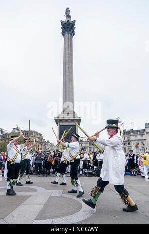 Londra, Regno Unito. 2 maggio 2015. I partecipanti prendendo parte al Westminster Morris uomini 'Day di Dance' in Trafalgar Square di fronte stupefatto i turisti. Morris gruppi di uomini venuti da così lontano come il Brighton e Newcastle a prendere parte a questo evento annuale. Credito: Stephen Chung / Alamy Live News Foto Stock