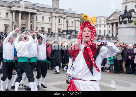 Londra, Regno Unito. 2 maggio 2015. I partecipanti prendendo parte al Westminster Morris uomini 'Day di Dance' in Trafalgar Square di fronte stupefatto i turisti. Morris gruppi di uomini venuti da così lontano come il Brighton e Newcastle a prendere parte a questo evento annuale. Credito: Stephen Chung / Alamy Live News Foto Stock