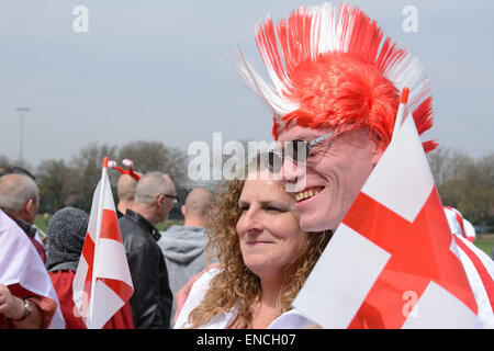 Giovane vestito per la parata su St.George's day, Nottingham, Inghilterra. Foto Stock