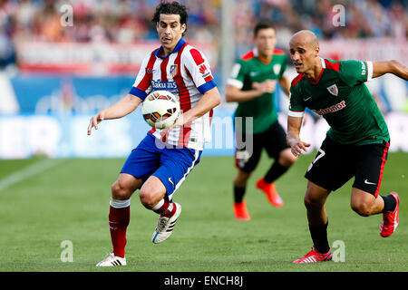 Bilbao, Spagna. 02Maggio, 2015. Tiago Cardoso Mendes centrocampista di Atletico de Madrid va in giro a Mikel Rico Moreno centrocampista di Athletic Club Bilbao.La Liga calcio. Atlético de Madrid versus Athletic Club Bilbao al Vicente Calderon Stadium. Credito: Azione Sport Plus/Alamy Live News Foto Stock