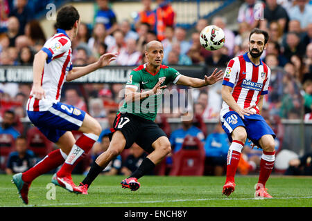 Bilbao, Spagna. 02Maggio, 2015. Mikel Rico Moreno centrocampista di Athletic Club Bilbao e Diego Roberto Godin Leal difensore di Atletico de Madrid con Juan Francisco Torres Belen difensore di Atletico de Madrid. La Liga calcio. Atlético de Madrid versus Athletic Club Bilbao al Vicente Calderon Stadium. Credito: Azione Sport Plus/Alamy Live News Foto Stock