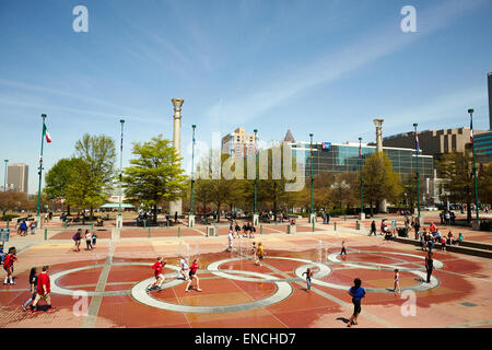 Downtown Atlanta in Georga USA FOTO:il Centennial Olympic Park e il tasto funzione del parco è la Fontana di anelli di Crans-Montana Foto Stock