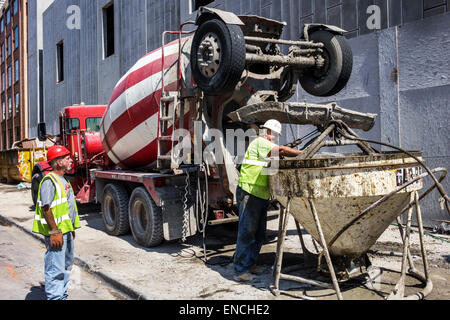 Chicago Illinois, Near North Side, zona del centro, scena stradale, nuovo, sotto, costruzione, sito, lavoratore, cappello, cemento, miscelatore, camion, tamburo rotante, uomo Foto Stock