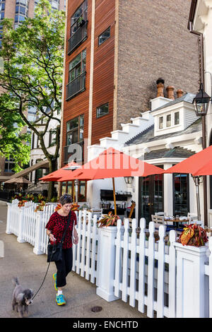 Chicago, Illinois, vicino a North Side, quartiere, Chicago q, ristoranti, ristoranti, ristoranti, ristoranti, ristoranti, caffetterie, bistrot, marciapiede, tavoli, ombrellone, adulti Foto Stock