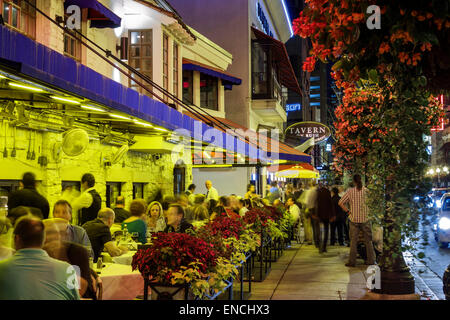 Chicago Illinois, Gold Coast Historic District, quartiere, vita notturna sera dopo il tramonto, ristoranti, Tavern on Rush, Carmines, ristoranti per Foto Stock