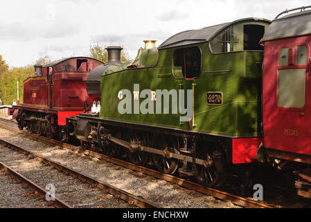 GWR locos n. 5521, visto qui come n. L150, n. 4270, in attesa di testa doppia di un treno per Bitton. Foto Stock